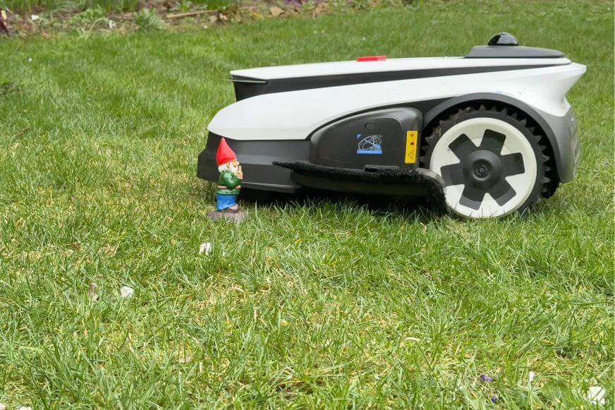 ECOVACS GOAT A1600 LiDAR PRO weicht Hindernis auf dem Rasen aus - AIVI 3D Hinderniserkennung im Test